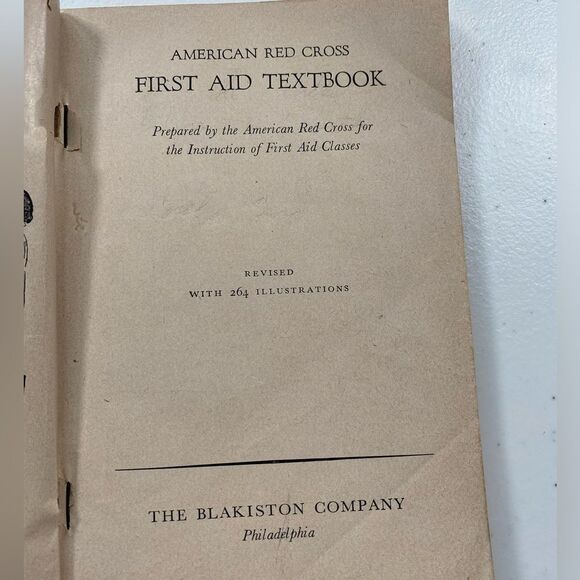 Vintage American Red Cross First Aid Text Book - 1945 - Picture 6 of 14